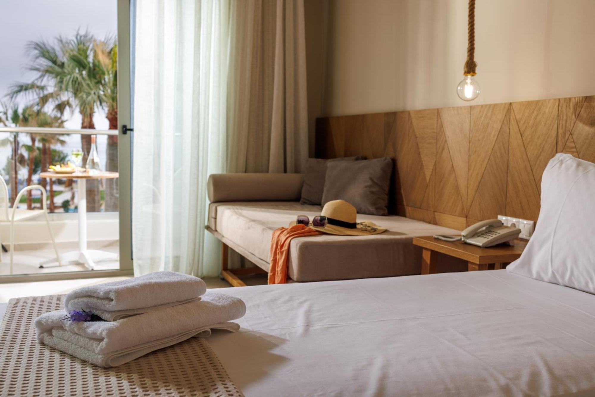 Malia Bay Beach Hotel & Bungalows Exterior foto